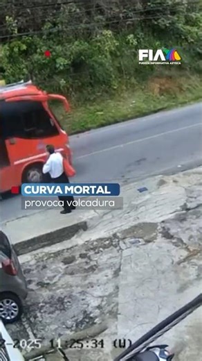 Horror en Medellín: Camión pierde el control y cae a barranco