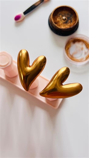 ✨ THE PERFECT CHROME ✨ I’ve been getting so many messages asking about chrome, so here’s the process 🩷 It’s honestly super simple. All you need is: ✨ Nail top coat (the kind that cures in a lamp) ✨ Chrome nail powder ✨ Resin or top coat to seal 🔑 Key tip: For me, the secret is all in the lamp curing. 👉 First layer of top coat: 30 seconds in the lamp 👉 Apply the chrome 👉 Second layer to seal: 60 seconds in the lamp And by the way, something that makes this whole process so much easier for me