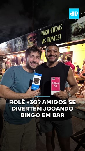 Jovem Pan Entretenimento on Instagram: "O fotógrafo Geovanne e dois amigos encontraram um rolê +30 de respeito: bar com bingo. O Espetinho do Zé, em São Cristóvão, Sergipe, reúne a comunidade na quinta-feira para bingar vários produtos. Os amigos ganharam um fone de ouvido bluetooth e um celular Redmi A5. Teve muita emoção, cerveja e comemoração com a mesa do lado. Quem mais toparia um rolêzinho desses? 🎥Reprodução: Instagram/ @rodriguessge 📺 Confira na JP News e Panflix 📌 Siga o nosso perfil