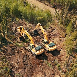 Our D10 dozer went down hard — buried deep in wet mud — and we had to launch a full-on rescue to save it. Two excavators, a swampy mess, and one long day later… we finally got it to solid ground (and hopefully some gold beneath it). This is what real gold mining looks like — no shortcuts, no clean boots, just grit, teamwork, and a whole lot of mud. 💪 Cold beers. Heavy pans. Real gold. 👉 Watch to the end to see the dozer finally break free! #YukonAli #GoldMining #HeavyEquipment #Teamwork #Yukon
