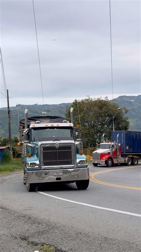 Internacional ranchera & Kenworth T800 #tractomulas #camiones #international #kenworth #troquero