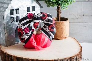 I have always wanted a set of little bitty kissy gnomes and this mini magnetic gnomes pattern makes kissing gnomes that I luuuuuve! Head over to Ruffles and Rain Boots for the pattern and full tutorial: https://rufflesandrainboots.com/magnetic-gnomes-make-kissing-gnomes/ | Ruffles And Rain Boots