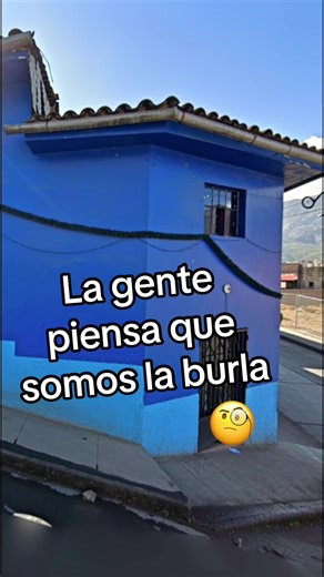 La fachada de la casa está pintada en color azul, muy fuerte, debería cambiar a un blanco #casa #decoration #diseño #construction