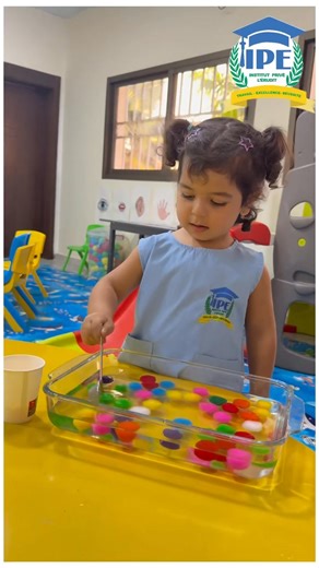 1.2K views · 16 reactions |  Motricité, concentration et coordination ! Cette activité en TPS permet aux enfants de développer leur dextérité tout en s’amusant à attraper des pompons dans l’eau. #ipegabon #lbvgabon #followformore #ecoledugabon #ecolepriveelerudit #pedagogie #préprimaire #education #ecole #maternelle | IPE Gabon | Facebook