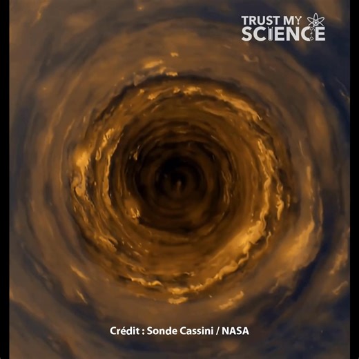 Ce cyclone de 2 000 km de diamètre atteint des vitesses dépassant 500 km/h en bordure. Il est niché au cœur d’un vortex encore plus vaste : le célèbre flux nuageux hexagonal de Saturne, large de 25 000 km. Découvrez l’univers avec nous 👉 trustmyscience.com | Trust My Science