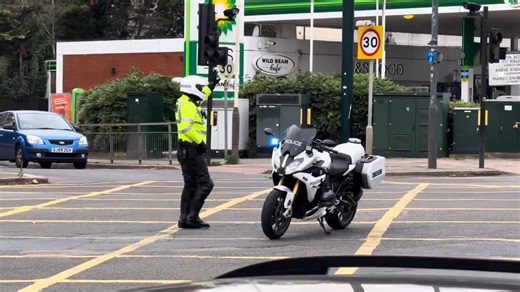 Traffic ground to a halt in central London on Oct 2, 2025, as Prince William's police-escorted motorcade barreled through blocked crossroads near Trafalgar Square—outriders flashing blues, barriers slamming down for a swift VIP passage! En route from Kensington Palace to a private investiture at St James's Palace, the Prince—sharp in a charcoal suit—waved briefly from his armored Range Rover amid honking chaos and cheering crowds. Standard royal protocol, but the gridlock snarl (15-min diversion