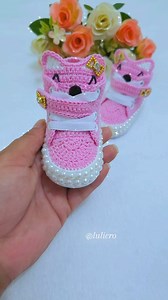 5.3K views · 19K reactions | 力 Tênis raposinha em crochê número 15 力 . Catálogo no WhatsApp 61 98609-3230 #sapatinhodecroche #sapatinhodebebe #babygirl #babyboy #macacaodebebe #enxoval #enxovalpersonalizado #enxovaldebebe #euquefiz #saidadematernidade #artesanato #crocheting #crochê #circuloprodutos #feitoamão #crochet #crochetersofinstagram | LULI Crochet Baby | Facebook