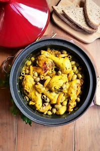 On vous conseille vraiment de goûter ce merveilleux tajine de poulet au olives et citron confit 🤤 Les ingrédients : - 1 poulet fermier en morceaux - 2 oignons - 3 gousses d'ail - 2 pincées de pistils de safran - 1 cuillère à café de gingembre en poudre - 1 cuillère à café de curcuma - 2 cuillère à soupe de persil plat - 2 cuillère à soupe de coriandre - 1 citron confit - 120 g d’olive vertes dénoyautées - 30 g de beurre - 4 cuillère à soupe d'huile d'olive - Sel et poivre | Marmiton