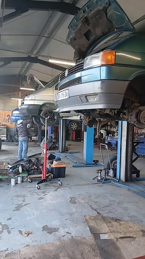 Alerte invasion des transporter T4 ! 🚨 ​On dirait que les T4 ont décidé de faire un meeting chez nous aujourd'hui ! Ils sont littéralement partout ! 😂 ​On s'active pour bichonner tous ces fidèles compagnons de route. Et vous ? Vous êtes plutôt T3 ou T4 ? ​#VWT4 #VolkswagenTransporter #T4 #vwt4 #transportert4 | Transporter Garage