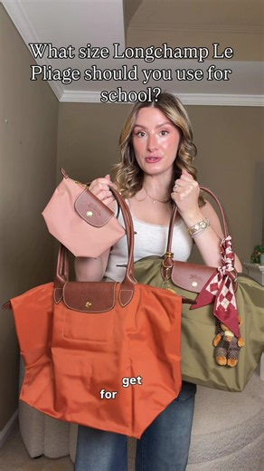 Longchamp Le Pliage sizing guide: Large vs Medium 🎒 If you're debating between the Large and Medium Le Pliage, here's what actually fits: Large Le Pliage (best for high school): 3-4 textbooks binders 17