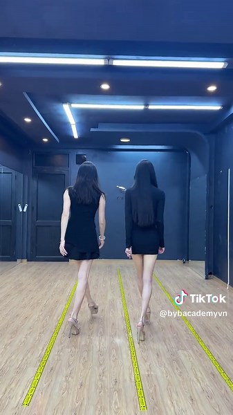 Cách Đi Catwalk Đơn Giản Tại Nhà