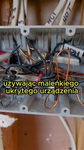 🎯 Kabel otwiera Twoje drzwi? Stary protokół, wielka dziura 🧯🔓 Przykładasz zaszyfrowaną kartę do czytnika i myślisz: „Jestem bezpieczny”. Tylko że te 5 cm kabla za czytnikiem może wysyłać Twoje poświadczenia „otwartym tekstem”. To atak na protokół Wiegand — stary, prosty sposób komunikacji między czytnikiem a centralą. Wiegand wysyła surowe bity bez szyfrowania. Jeśli ktoś ma chwilowy dostęp do okablowania lub panelu za czytnikiem, może nasłuchać tych impulsów i zdobyć identyfikator karty. 🔍 