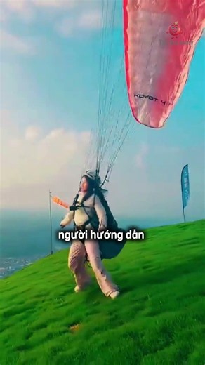 The girl had an unexpected accident while paragliding 😳