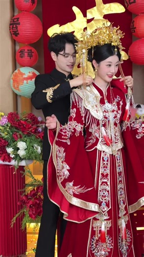 Chú Rể Nhảy Đẹp Trong Váy Tặng Cô Dâu