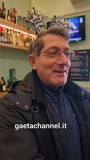 IL PRIMO CAFFÈ DELL’ANNO CON DON ERASMO Tra sorrisi, auguri e ancora voglia di festeggiare, Don Erasmo condivide con la comunità il primo caffè del nuovo anno. Nel bar Planet Cafè di San Carlo a Gaeta, un momento semplice con il Parroco, per fare gli auguri a tutti: con il cuore, con fede e con lo spirito sempre allegro che lo contraddistingue. Un gesto che scalda l’anima e dà il benvenuto al 2026 con speranza e vicinanza... @follower | Gaetachannel.it