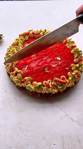 18K views · 200 reactions | Une tarte aux fraises avec son délicieux praliné pistaches et d'un confit fraise / vanille ❤️ Une recette à découvrir sur le compte de @nourkandler | ELLE à table | Facebook