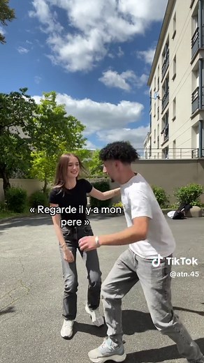 Regarde il y a une araignée — réaction drôle à une araignée