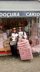 Viva Cosme, Damião e Doum! Hoje é um dia que a gente adora! Passar o tempo todo na rua distribuindo os saquinhos e recebendo de volta os sorrisos mais lindos do mundo! Mas como muita gente diz: “o melhor da festa é esperar por ela”, a preparação também é uma delícia! A gente ama! Quem tem lembranças gostosas desse dia quando era criança? | Regina Casé