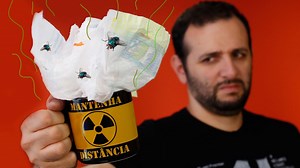 31K views · 389 reactions | Essa pegadinha é para você fazer com aquela pessoa que não resiste a um cafezinho doce depois do almoço… Você irá trocar o açúcar por poliacrilato de sódio, que é um super absorvente de líquido encontrado dentro das fraldas! Em segundos, o café irá virar um gel, e a pessoa não entenderá nada! ☕ #ManualdoMundo #Pegadinha | Manual do Mundo | Facebook