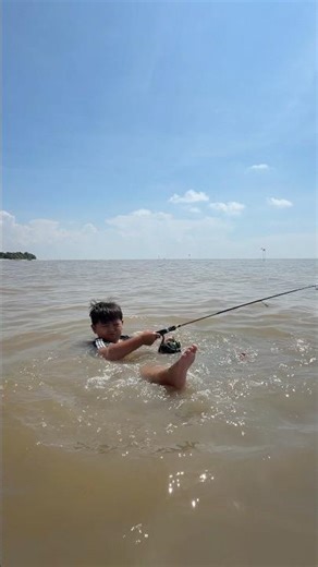 ASTAGFIRULLAH RAKA MANCING DI TENGAH LAUT ‼️ #minivlog #hiburanshorts #anakdesa #vlog