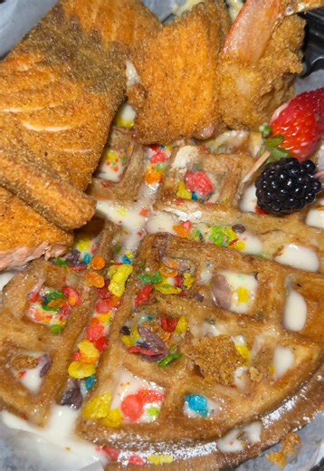 There’s no place like @HysydeLounge in Pittsburgh! Quality weekend brunch that will have you coming back for me again and again. We had dishes like shrimp and grits, red velvet chicken and waffles, pineapple upside down chicken and waffles, salmon, mimosa towers, salmon bagel sandwiches and more! #brunch #brunchtime #pittsburghbrunch #hysydelounge