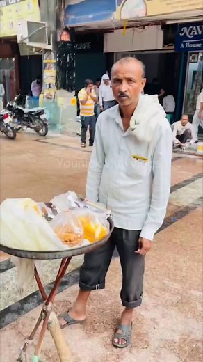 139 reactions | Respect for street food banders ❤️ #indianfood #streetfoodindia #sweets #foodblogger #instagram #reels #reelsvideo #reelsinstagram #viral #trendingreels #eatmania #foodião #Younickviralvlogs #smartvivekk | Prem Kumar YouNick | Facebook