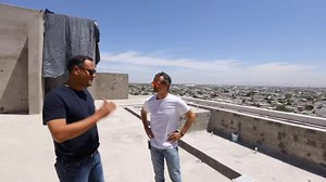 ¿Imagínate estar relajado en una asombrosa alberca con una vista espectacular? Tienes que ver este proyecto que está construyendo ALBERCAS AQUA junto al arquitecto Luiser Gómez en el rooftop de un hotel. DALE PLAY y conoce todos los detalles que la hacen única. . ¡Contruye tu sueño con los expertos! albercasaqua.com | Albercas Aqua