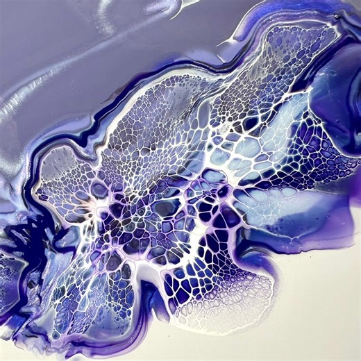 Split base Bloom Vine 💜 I really like this piece! Bloom vines can be challenging because your aim needs to be on point, but with practice, some really cool things could happen! Full tutorial: https://youtu.be/d-tx1c50boE?si=pLRGqccfM3lXlQ9k #paint #art #reelsfb #reels #fluidart #colour | Lisa Marvin Art