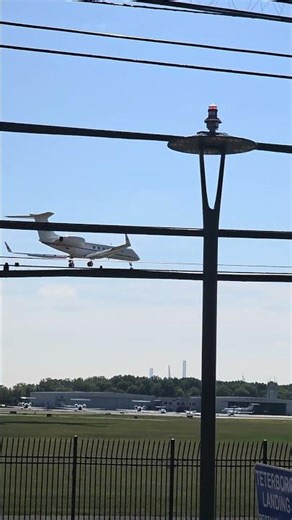 🔥 GulfStream G550 Crazy Smooth Landing Caught on Tape!