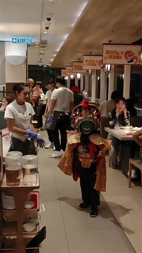 147 reactions · 13 shares | 当初那个小瓜，他慢慢长大啦 一年后的转变，除了感动没有别的字能形容！一路跌跌撞撞，流了好多汗水和眼泪，今天终于都有属于自己的小小一片天✨ #国粹变脸非遗 #非遗变脸 #小变脸师 #马来西亚最小变脸师 #非遗川剧变脸 #非遗变脸秀 #中国四川文化 #想记录下此刻 #小暖男 #厉害 #感动 | Nicky Quan Yee | Facebook