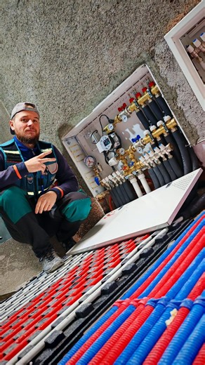 Redha Plumber on Instagram‎: "🔧 المرحلة الرابعة من التدفئة الأرضية تركيب موزّع التدفئة المركزية بعد الانتهاء من تحضير طبقة الخرسانة، ننتقل إلى مرحلة أساسية في نظام التدفئة الأرضية 👇 ✅ تركيب موزّع التدفئة (Manifold) يعمل على توزيع الماء الساخن بالتساوي على جميع دوائر التدفئة، مما يضمن حرارة متجانسة في كل المساحات. ✅ ربط دوائر التدفئة الأرضية يتم توصيل كل دائرة بشكل منفصل مع ترقيمها وتنظيمها، لتسهيل الضبط والصيانة لاحقًا. ✅ ضبط التدفق والمراقبة الأولية باستعمال عدّادات التدفق (Flow meters) يتم ت