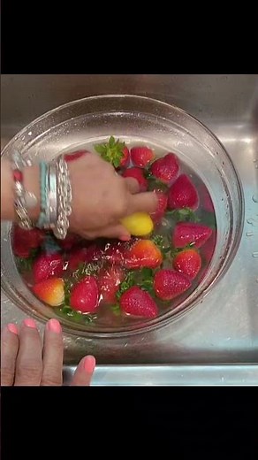 Cleaning Fresh Strawberries. Quick 2 step method.