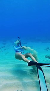 Look at dis 👀 👄 👀 #hawaii #diving #underwater #models #ocean #diver #girls #shipwreck | Beauties of the Ocean