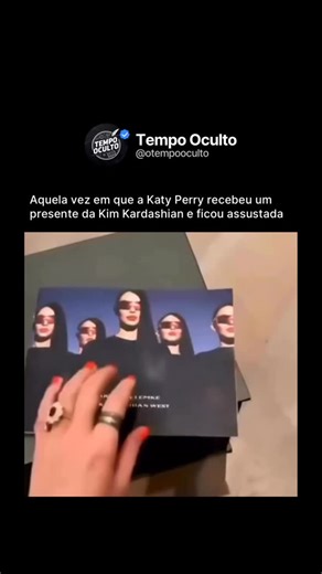 Tempo Oculto on Instagram: "Em 2019, tudo indicava mais um ritual comum da cultura digital. Um pacote de relações públicas, um celular gravando e a expectativa de uma reação simpática. Kim Kard@shian havia enviado seus novos óculos para Katy P@rry, e o unboxing seguia exatamente como o esperado. Katy sorria, comentava animada e até elogiava o visual, chamando os óculos de “perfeitos para o Coachella”. Mas, ao abrir completamente a embalagem, algo inesperado aconteceu. Por um breve instante, o ar