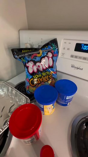 Making a Max and Ruby cake in our dorm 殺 | Jade and Jadah | Facebook