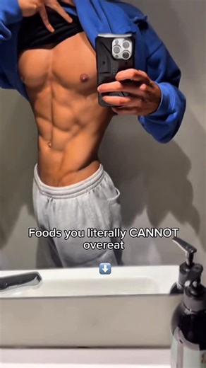 90-Minute Physique™ | Busy Men on Instagram: "Foods you can’t overeat (on-the-go edition) Because fat loss fails when convenience wins. These foods fill you up before calories get out of control. Grab these anywhere ⬇️ Greek yogurt tubs (0–2% fat) Protein yogurts / protein pouches Ready-to-drink protein shakes Boiled eggs Cottage cheese snack tubs Apples, berries, bananas Pre-cut fruit packs Carrot sticks / veggie packs Air-popped popcorn Rice cakes Sugar-free jelly Zero-cal soda (Coke Zero, Pep