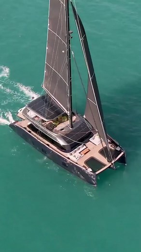 🌊🌞 Introducing the Sunreef 80 Eco, the epitome of eco-responsible luxury sailing! ⛵️✨ This cutting-edge craft combines electric propulsion, superyacht living spaces, and the latest in green technology. With Sunreef Yachts’ proprietary solar power system, the Sunreef 80 Eco generates up to 45.5kWp, integrating solar panels across 164m² of the yacht, including the mast, boom, superstructure, and hull sides. ☀️⚡️ Lighter and more efficient than average nautical batteries, the luxury catamaran’s u