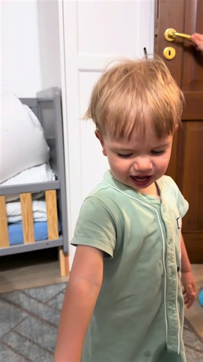 Pure sul tappeto 😬😂😂 non può rimanere neanche un minuto senza pannolino, altrimenti fa danni🤣 #family #video #funny #comedy