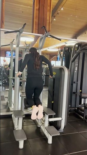 Technogym Strength | Kneeling Easy Chin Dip