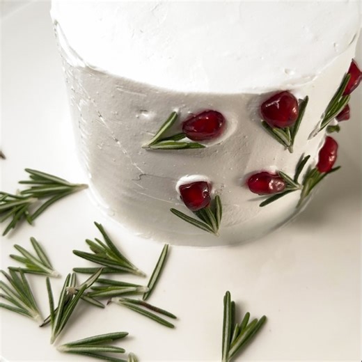 Just like mom says - beauty lies in simplicity! 💖 These simple cakes are easy to decorate and sure to impress! Which cake would you choose for mom? #MothersDay #MothersDayCakes | Sobeys