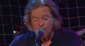 18K views · 593 reactions | " One on One " es una canción interpretada por el dúo musical estadounidense Daryl Hall y John Oates . Escrita por el miembro Daryl Hall , la canción fue lanzada como el segundo sencillo de su undécimo álbum de estudio H 2 O el 29 de enero de 1983. | Videos Musicales Solo En Hd | Facebook