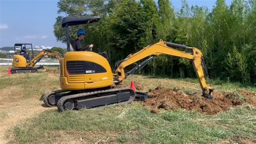 愛知県立農業大学校 aichinoudai on Instagram: "一般農家と本校学生を対象とした「小型車両系建設機械研修」を7月29日（火）および7月30日（水）に実施しました。農業ではバックホウやフロントローダーなどが広く普及している小型車両系建設機械ですが、取り扱い方を誤ると重大な事故になりかねません。今回の研修は27名が受講し、座学と実技を学び、労働安全衛生法に基づく特別教育修了証を全員が取得しました。"