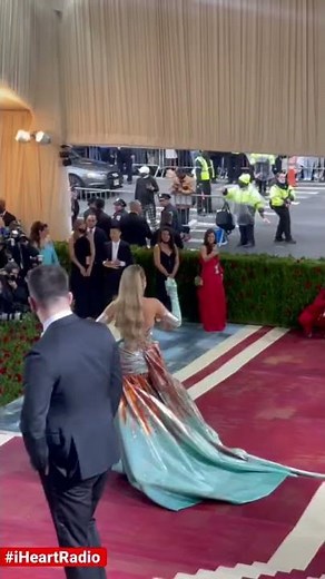 Ryan Reynolds Admires Blake Lively at Met Gala! 😍