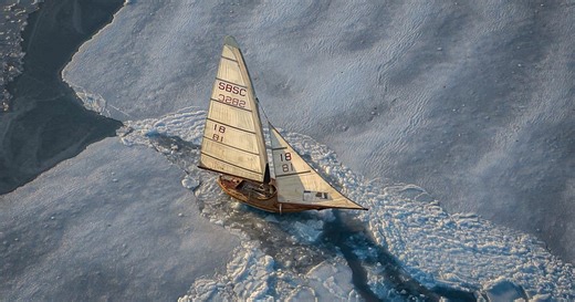 New York staunt über einen Eisboot-Oldie