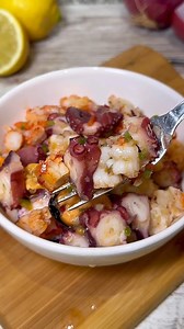 SALPICÓN DE MARISCOS 🦪🦐🐙 Un buen salpicón de mariscos es el entrante perfecto para cualquier ocasión especial. Una receta sencilla de preparar y perfecta para aprovechar mariscos… ¡uno de mis entrantes preferidos para un buen fin de semana 📝 INGREDIENTES (3-4 personas): ▪️300g de pulpo cocido ▪️1kg de mejillones (peso en bruto) ▪️12 gambones grandes ▪️1 cebolla morada ▪️1/2 pimiento verde ▪️1/2 pimiento rojo ▪️1 cdta de alcaparras 🔸 Para la vinagreta: ▪️80ml de aceite de oliva virgen extra 