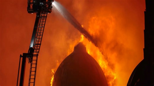 Las llamas envuelven un edificio histórico en Escocia