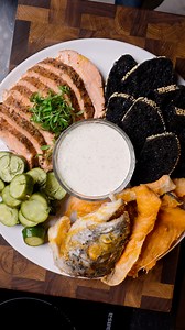 LT. 💨🐟Karšto rūkymo sultinga lašiša ir traškūs kepti jos kaulai. 💨🐟 Receptas komentaruose 💬 🫒Karštai paruošta lašiša gali tapti neįtikėtinai sultinga, jei skiriate šiek tiek meilės ir kantrybės. Aš naudojau SPARTA GROVES – aukštos kokybės, pirmo šalto spaudimo, ypač tyrą alyvuogių aliejų iš Graikijos, Laconia regiono. Jo galite rasti MAXIMA parduotuvėse arba užsisakyti per BARBORA.🫒 💨🐟Hot-smoked juicy salmon and crispy fried salmon bones. 💨🐟 Recipe in the comments 💬 🫒Hot-smoked salm