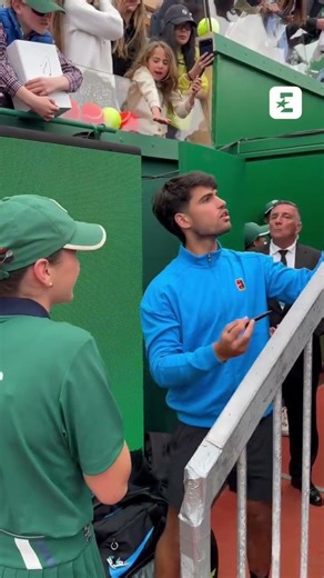 🥹🎾 Carlos Alcaraz a fait le bonheur d’une ramasseuse de balles blessée venue à sa rencontre
