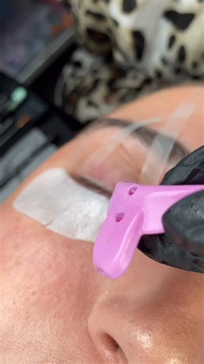 How to properly place “reverse shields”? Just like that! ✨ Reverse shields aren’t only for relaxing lashes — they’re also a key part of the Korean lash lift technique. It’s a great alternative for artists who don’t like the flicked-up lashes to a flat shields technique! Truth is, flicking lashes straight up isn’t for every client , and for those with downward lashes it can even cause harm to the lash roots. In my GLUELESS Masterclass, I teach multiple techniques of the glueless method, including