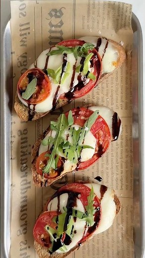 Oven-Roasted Tomato Bruschetta with Mozzarella and Pesto 🫶🏻🥖🌱🍅